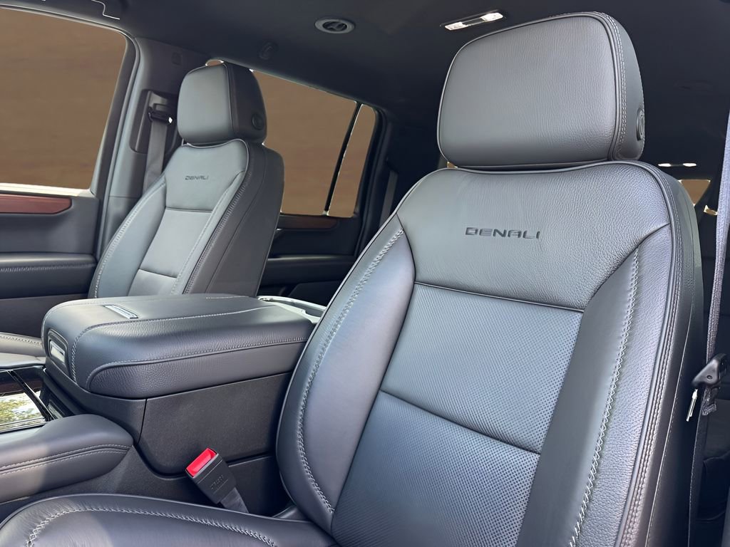 Used 2025 GMC Yukon XL Denali AWD/4WD image 12