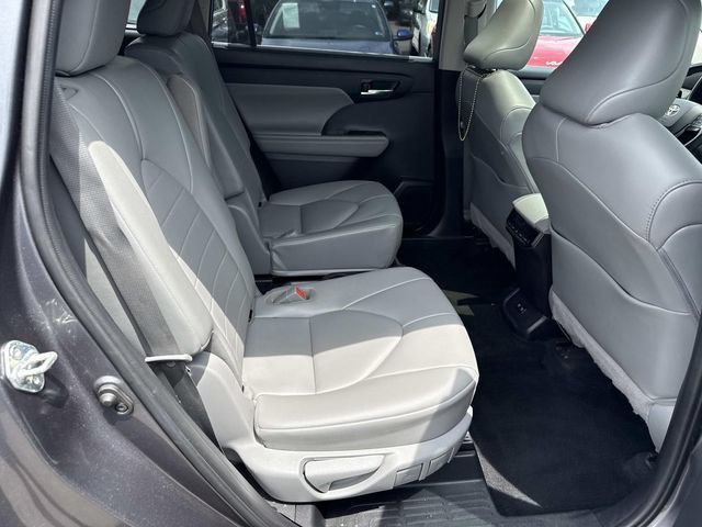 Used 2021 Toyota Highlander XLE AWD/4WD image 11