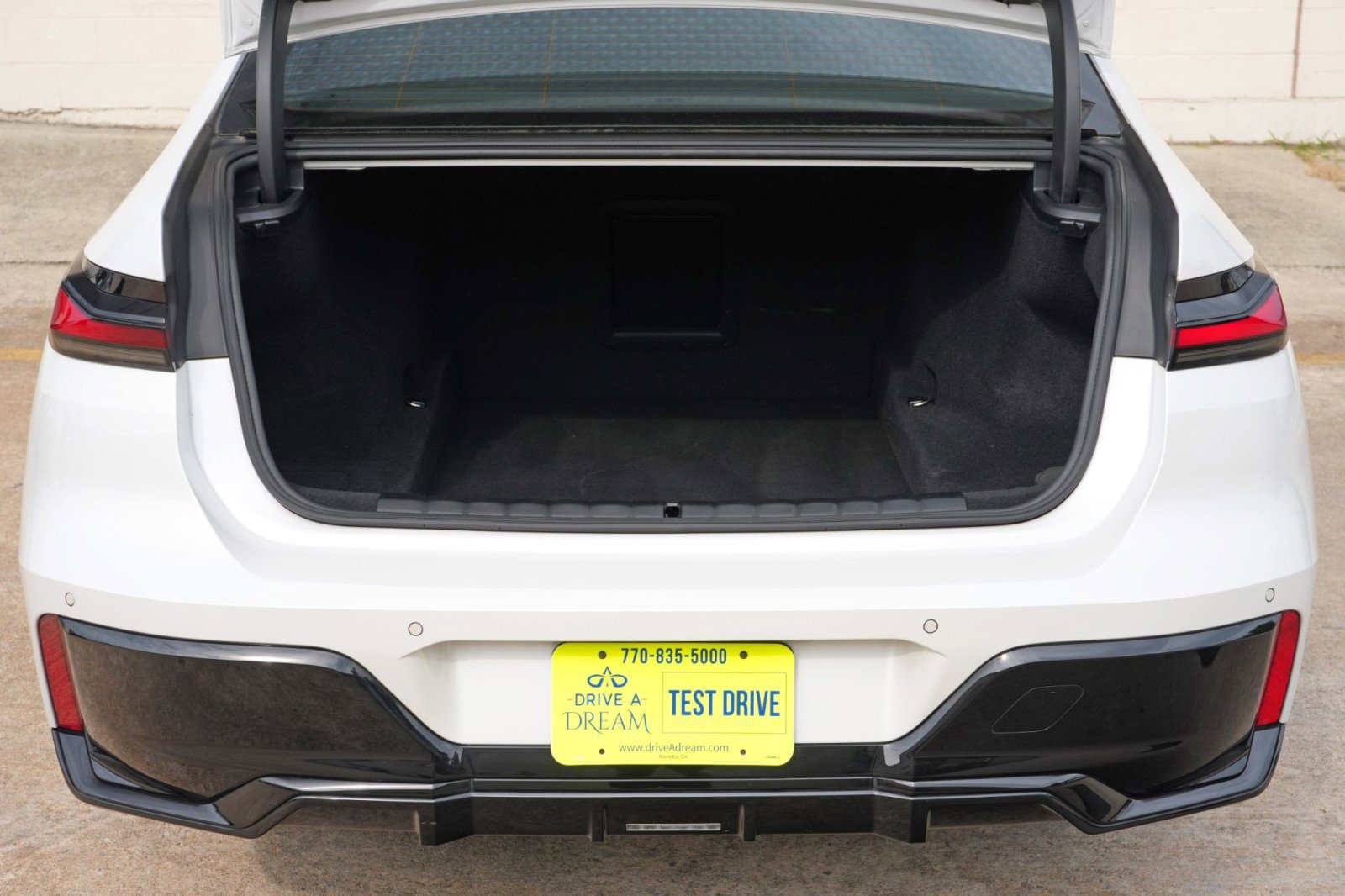 Used 2023 BMW 740i w/ Parking Assistance Package RWD image 10