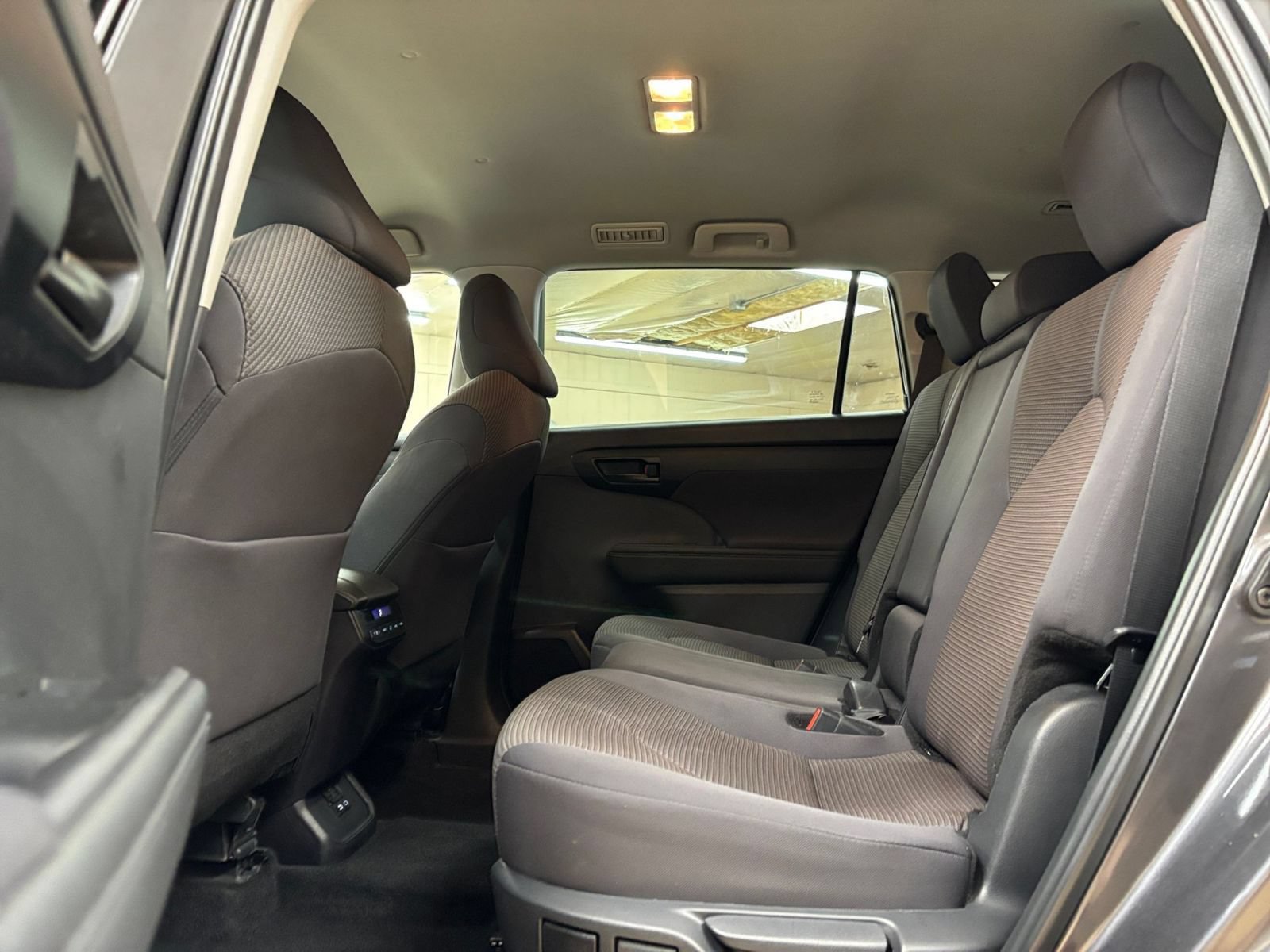 Used 2025 Toyota Highlander LE FWD image 27