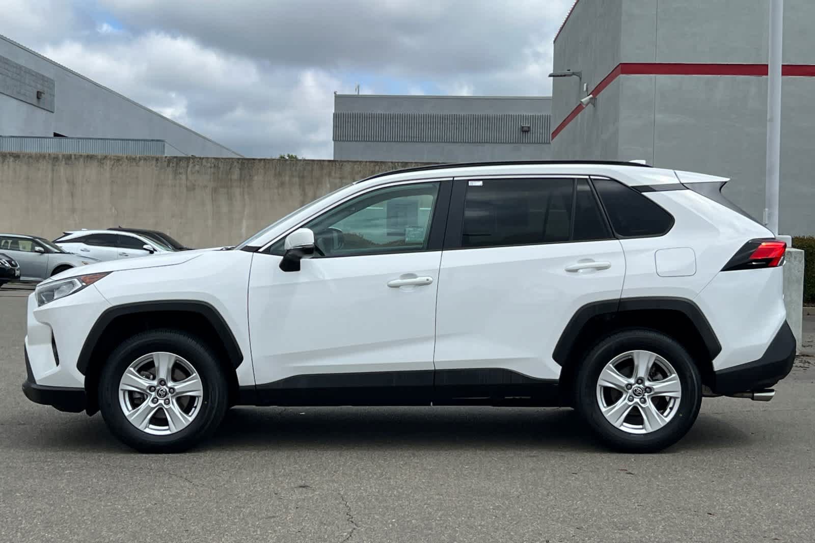 Used 2021 Toyota RAV4 XLE w/ Convenience Package FWD image 9