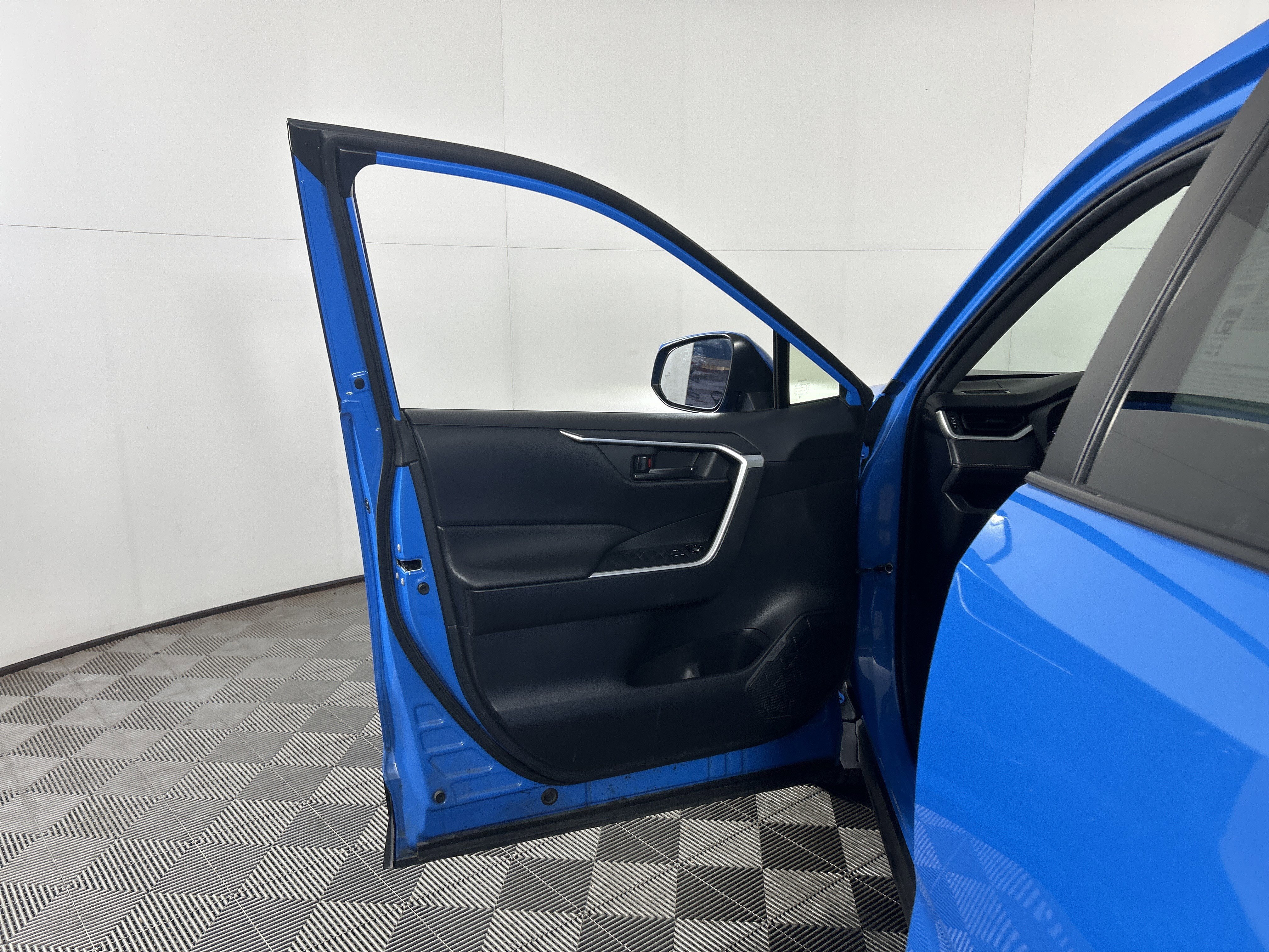 Used 2019 Toyota RAV4 LE image 14