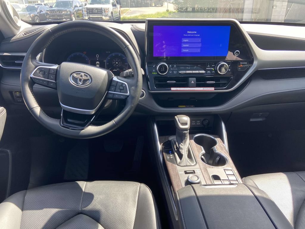 Used 2025 Toyota Highlander Platinum AWD/4WD image 15