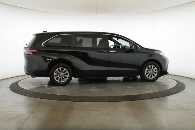 Used 2022 Toyota Sienna XLE image 6
