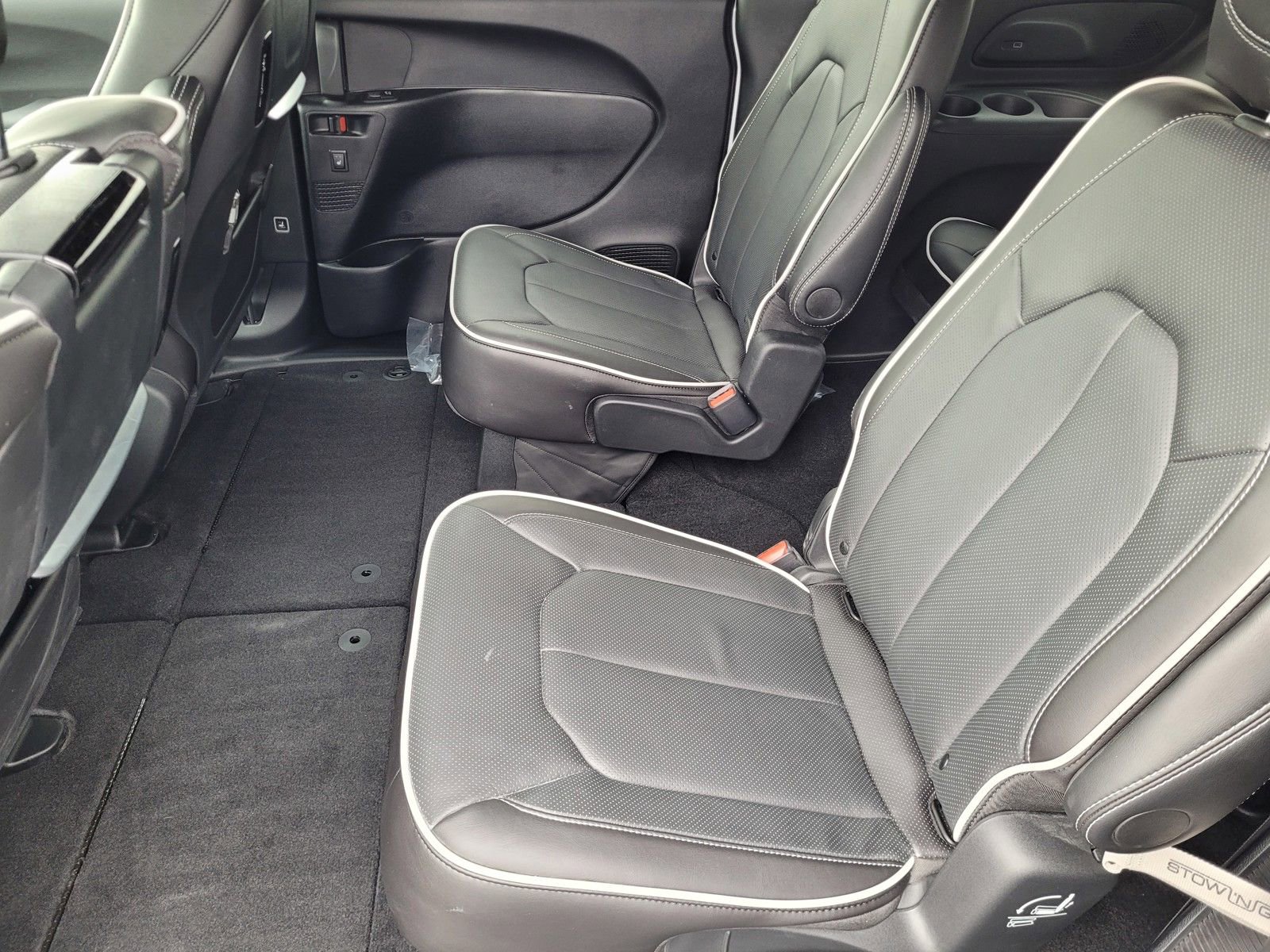 New 2026 Chrysler Pacifica Limited w/ Uconnect Theater Family Group image 13