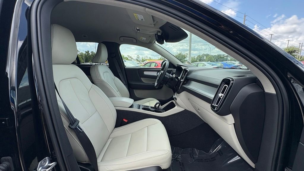 Used 2022 Volvo XC40 T4 Momentum FWD image 24