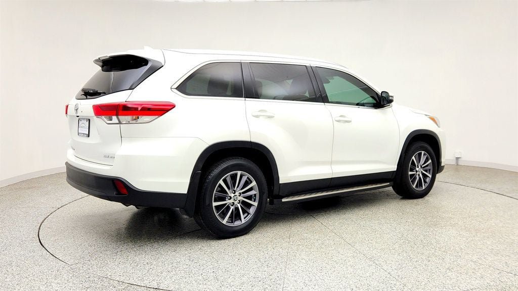 Used 2019 Toyota Highlander XLE AWD/4WD image 5
