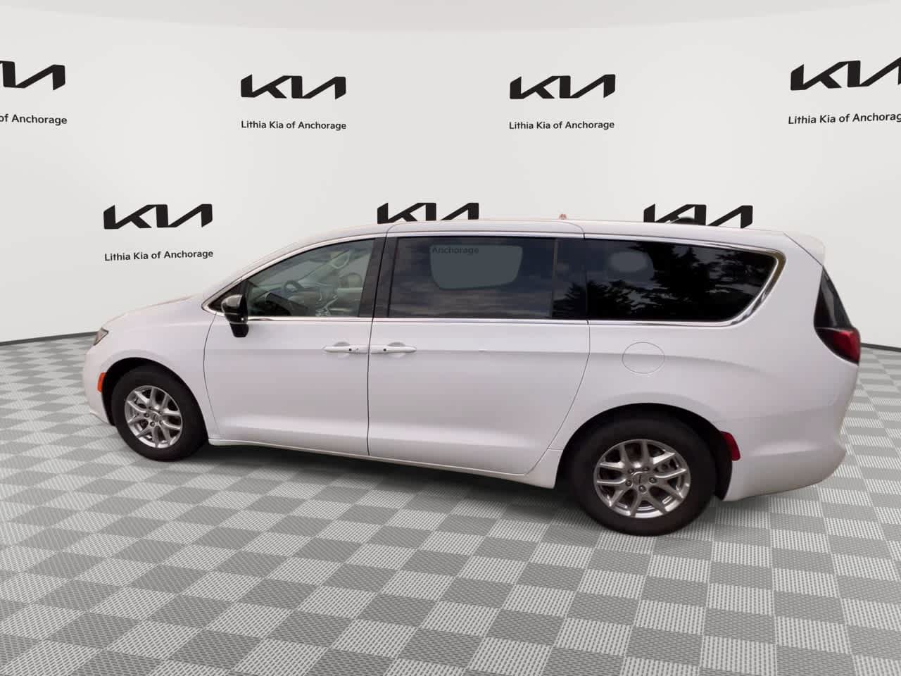 Used 2024 Chrysler Pacifica Touring-L FWD image 8