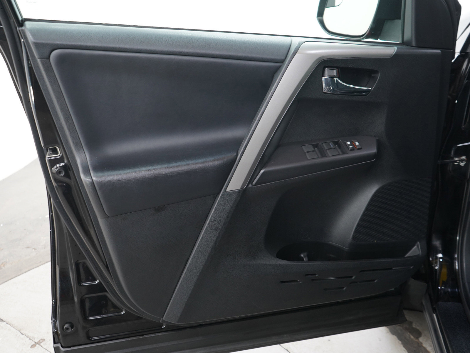 Used 2018 Toyota RAV4 XLE AWD/4WD image 19