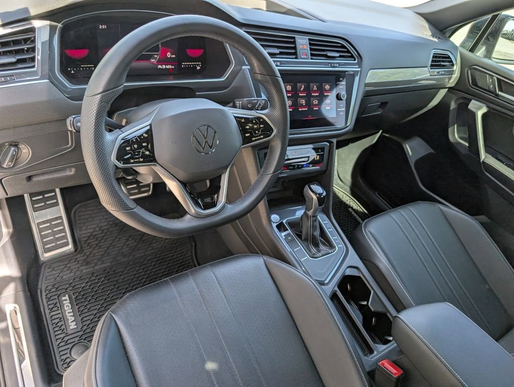 Used 2022 Volkswagen Tiguan SE R-Line image 4