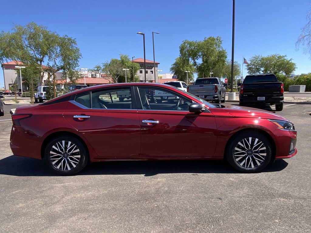 Used 2025 Nissan Altima 2.5 SV FWD image 2