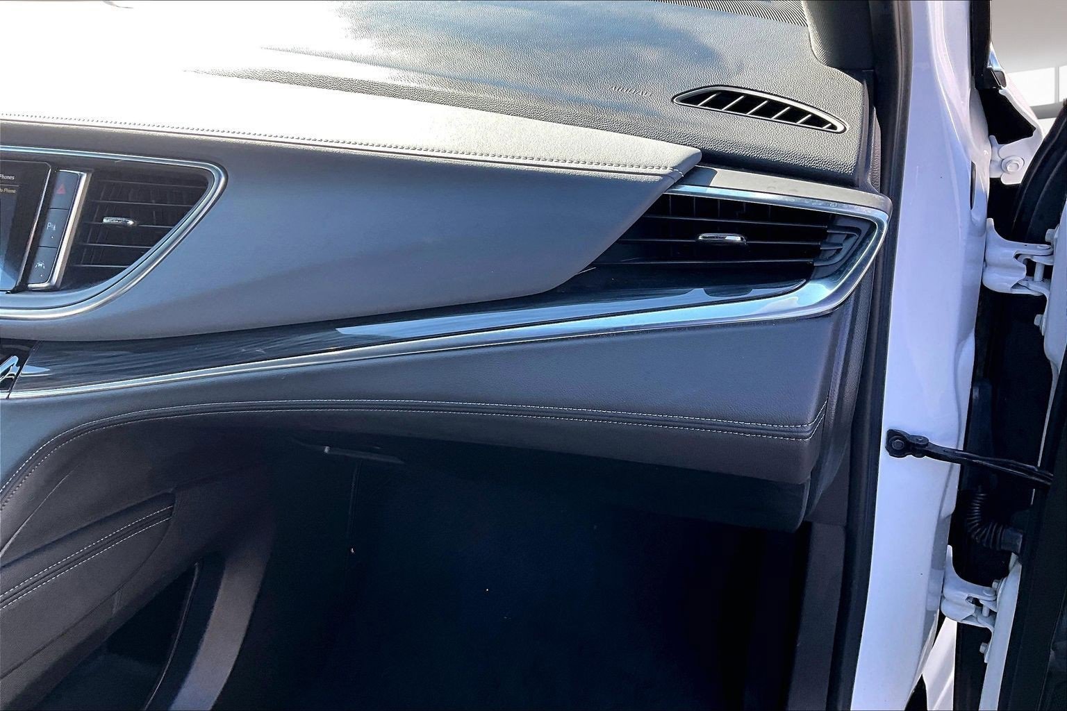 Used 2024 Buick Enclave Premium image 27