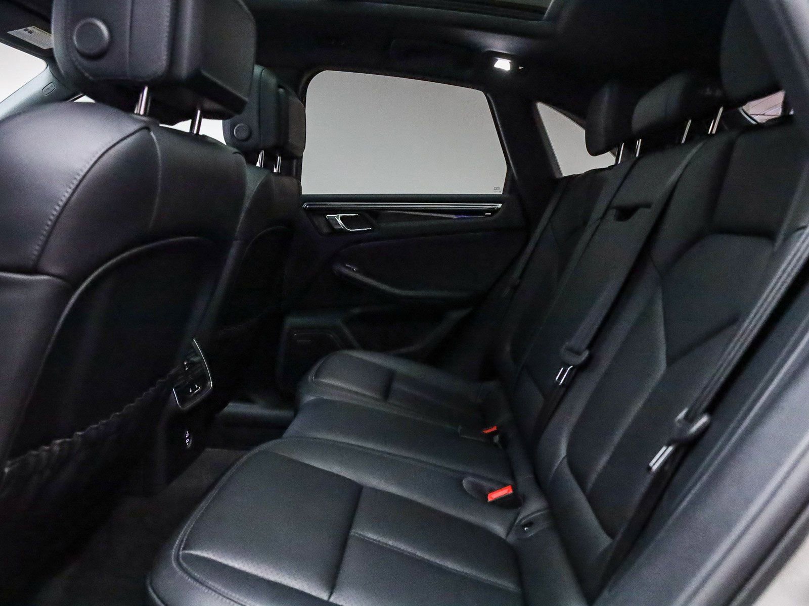 Certified 2025 Porsche Macan Turbo image 18