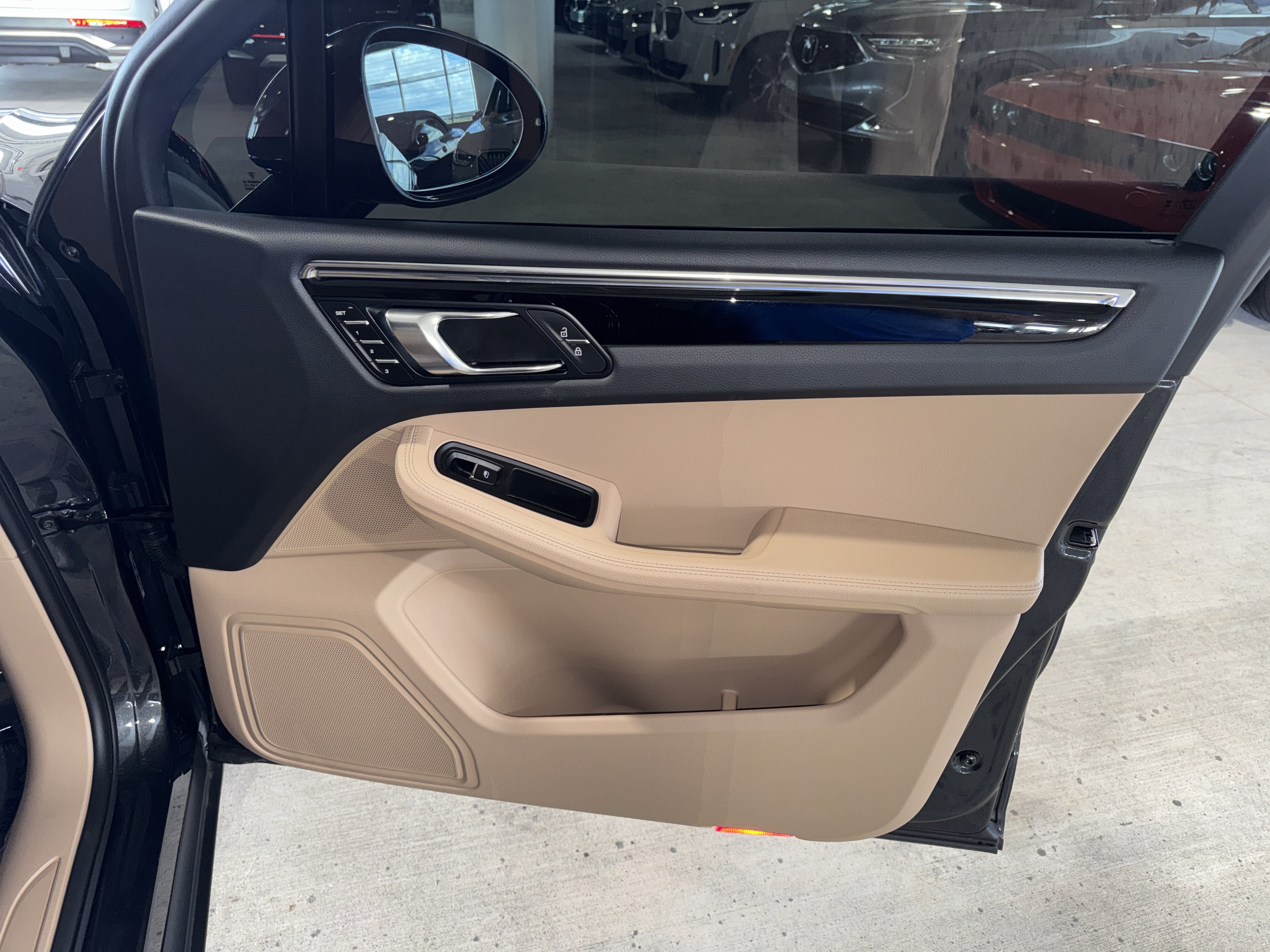 Used 2025 Porsche Macan AWD/4WD image 9