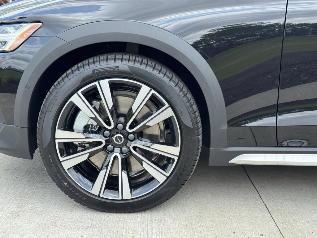 New 2026 Volvo V60 B5 Cross Country Ultra w/ Protection Package Premier image 10