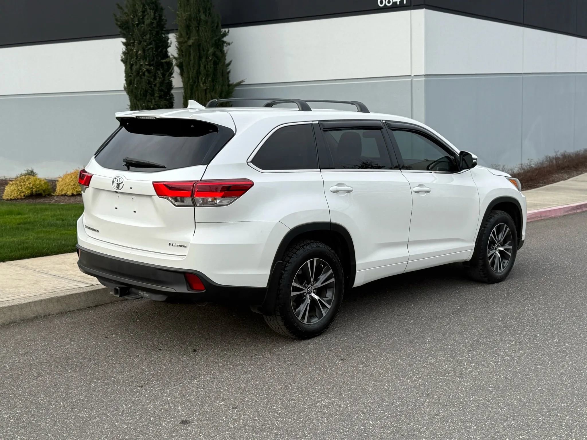 Used 2018 Toyota Highlander Plus AWD/4WD image 6