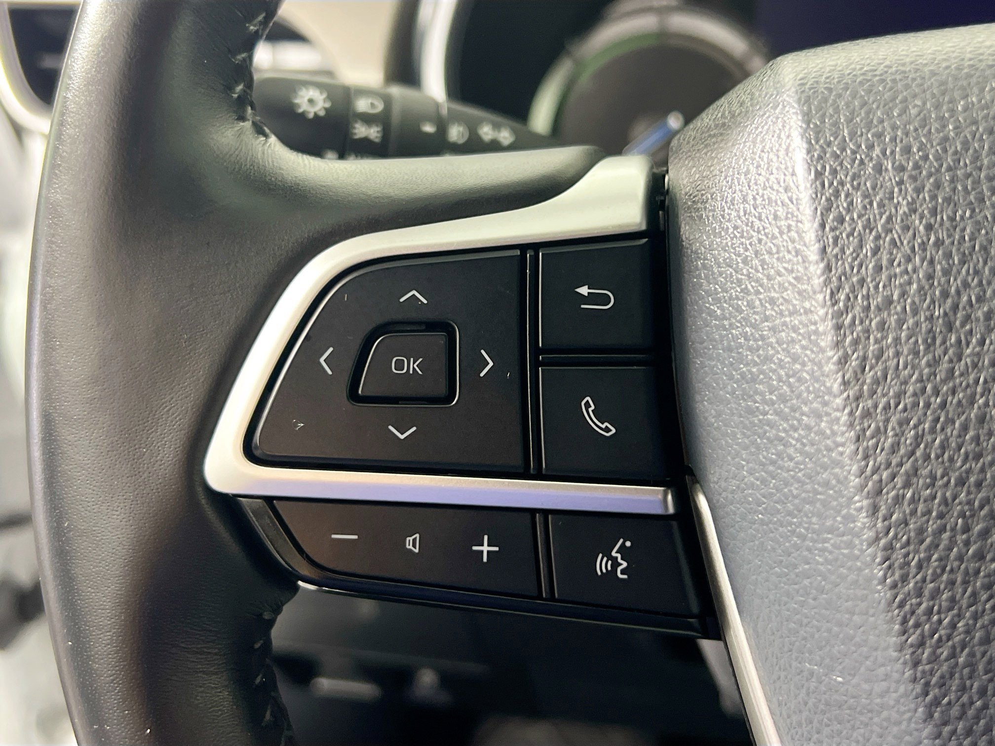 Used 2022 Toyota Highlander XLE AWD/4WD image 18