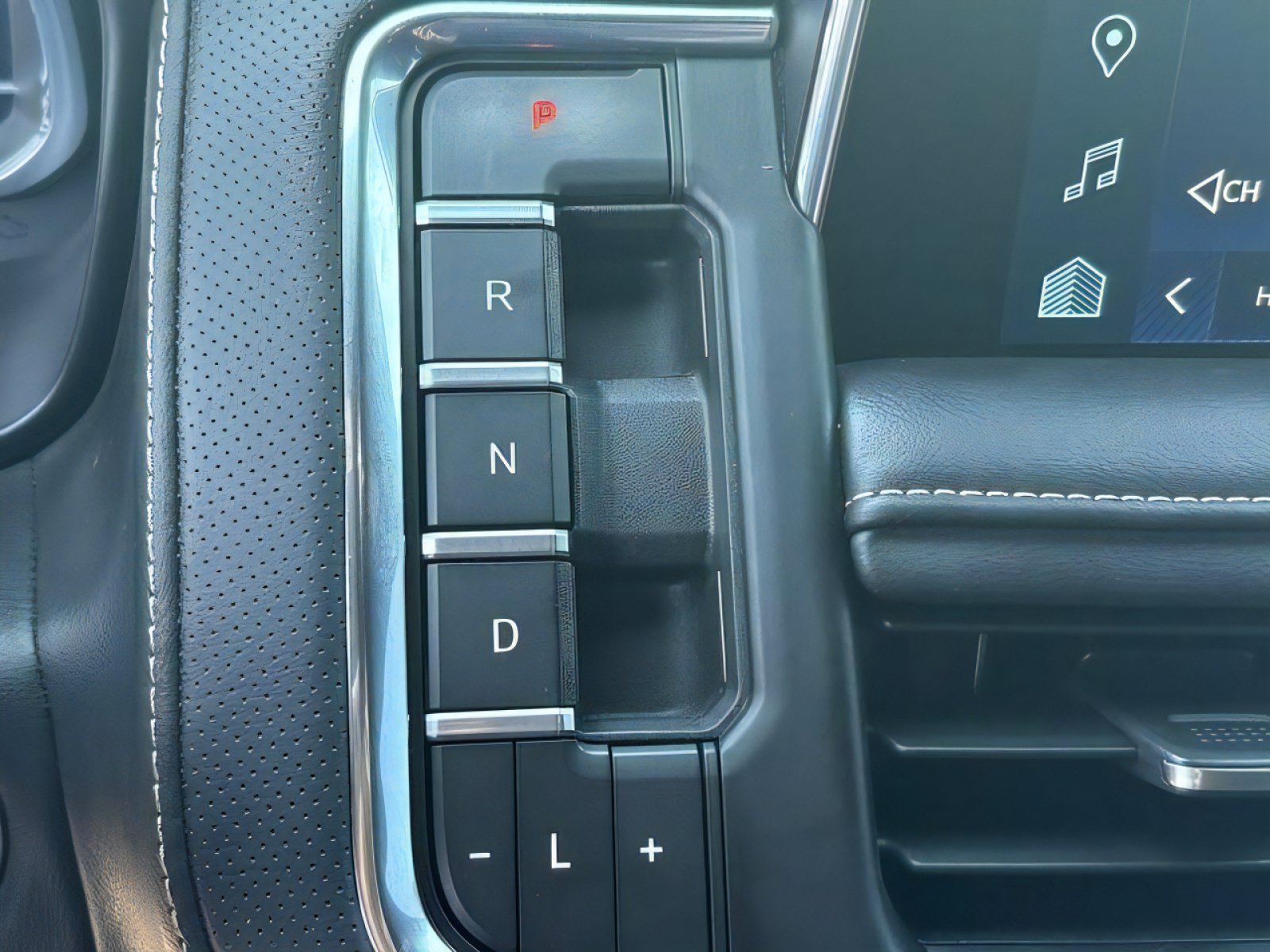Used 2023 Chevrolet Suburban Premier AWD/4WD image 29