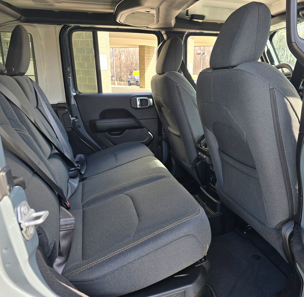 Used 2025 Jeep Wrangler Unlimited Sahara w/ Safety Group image 21