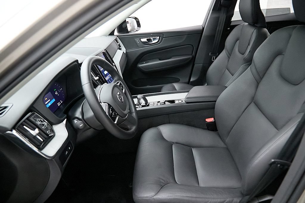 Certified 2025 Volvo XC60 T8 Plus w/ Protection Package Premier AWD/4WD image 17