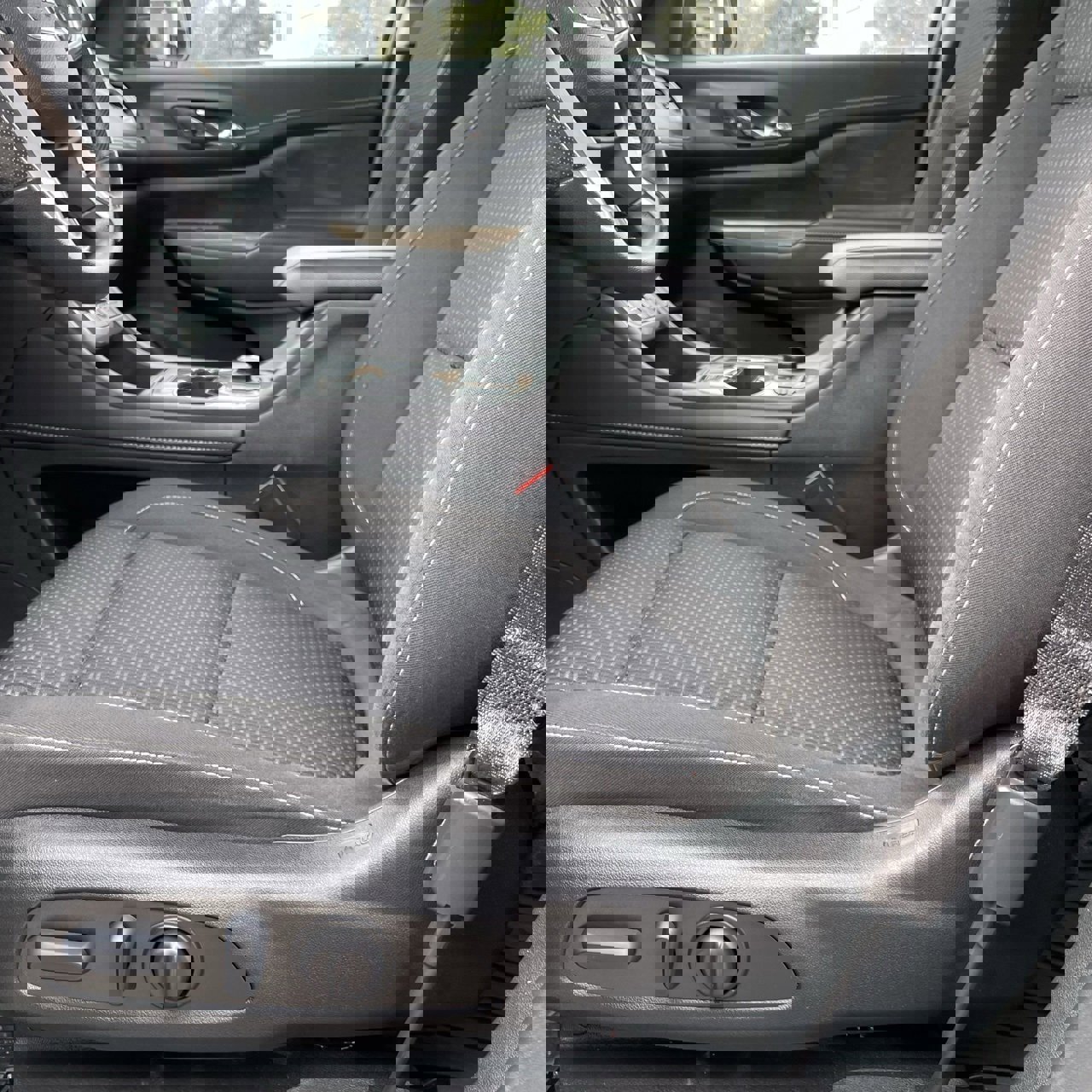 Used 2023 GMC Acadia SLE w/ Driver Convenience Package image 21