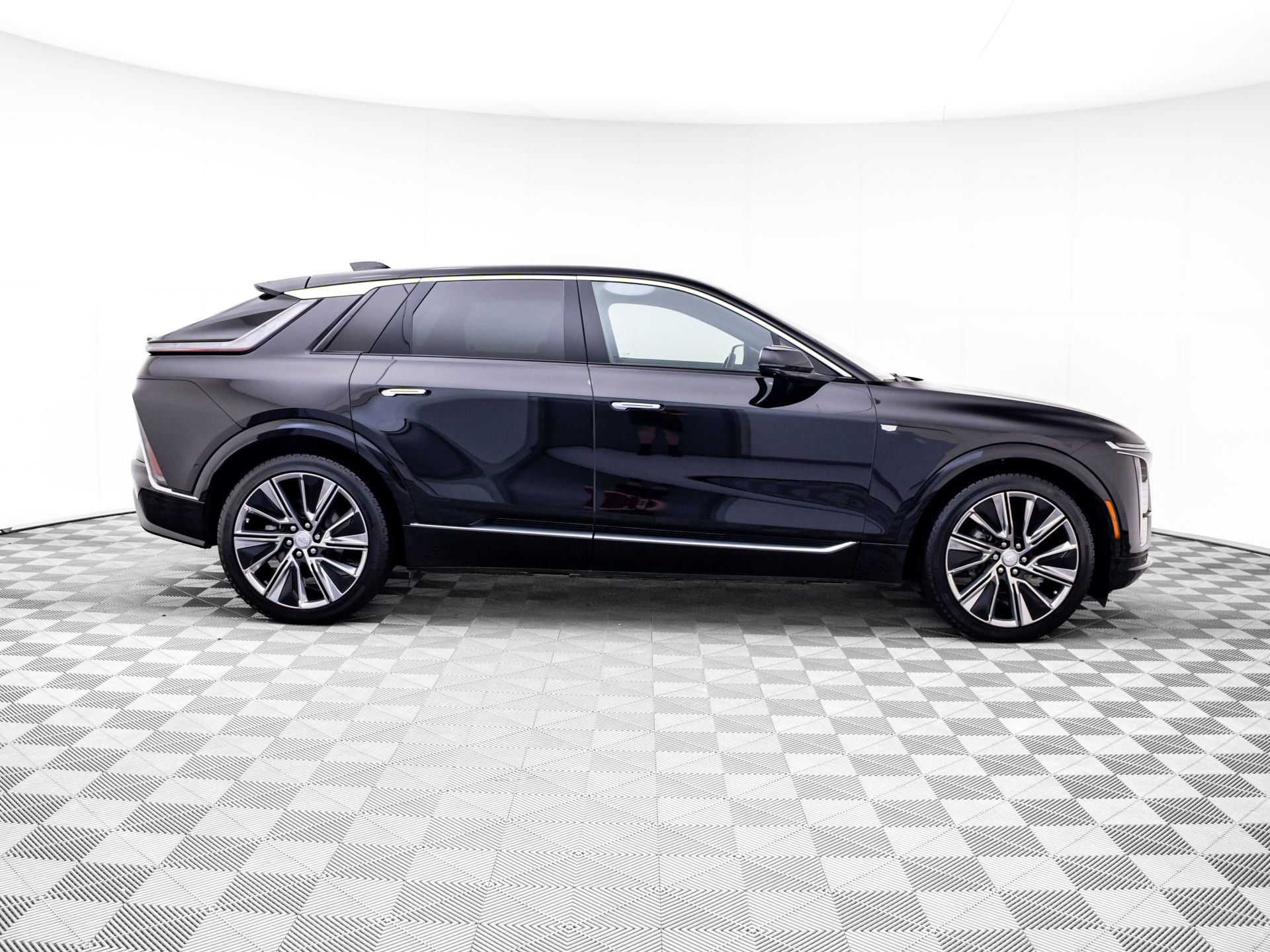 Used 2025 Cadillac Lyriq Luxury w/ LPO, Floor Liner Package AWD/4WD image 6