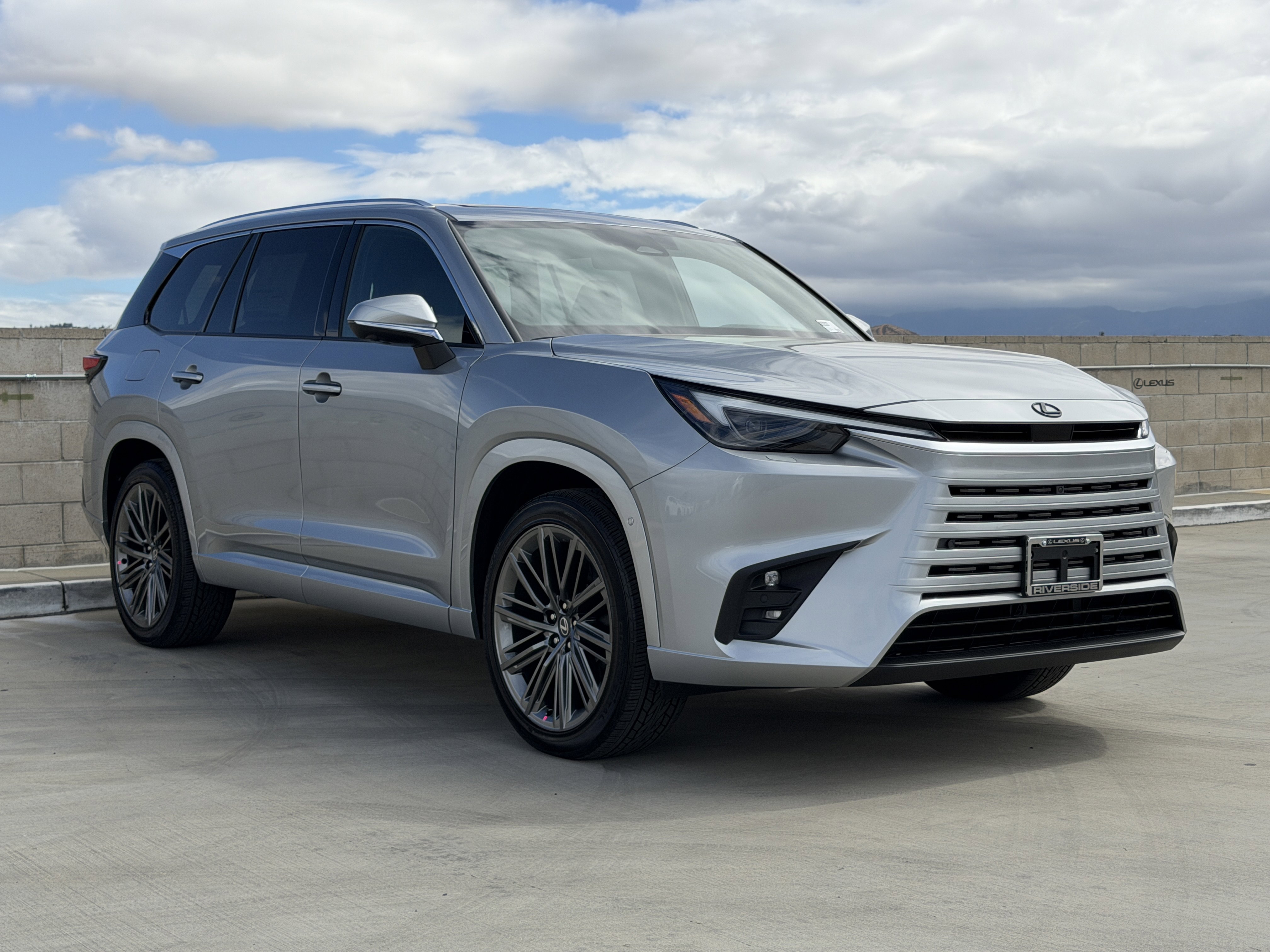 New 2026 Lexus TX 550h AWD Plug-In Hybrid image 2