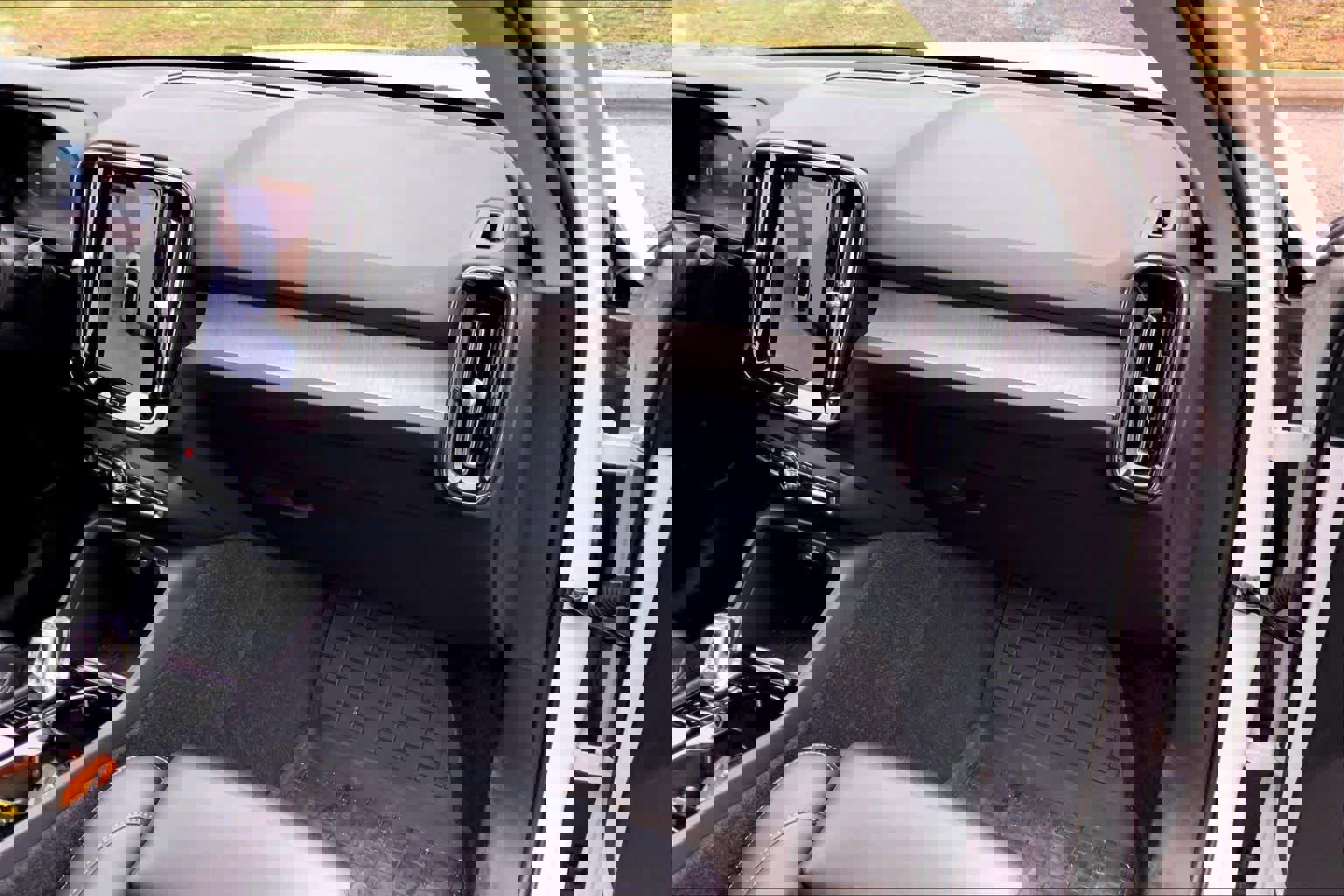 Used 2023 Volvo XC40 B5 Plus w/ Driver Assist Package AWD/4WD image 19