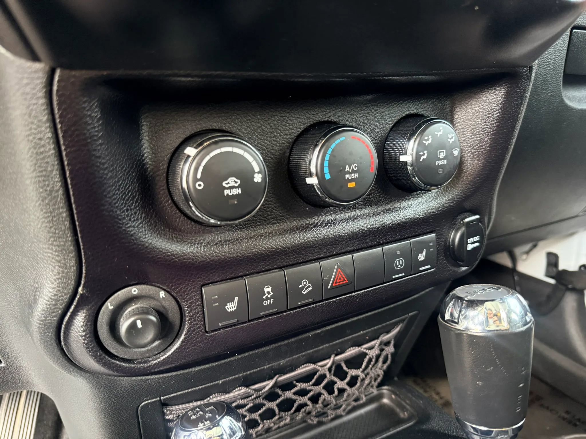 Used 2015 Jeep Wrangler Unlimited Sahara AWD/4WD image 18