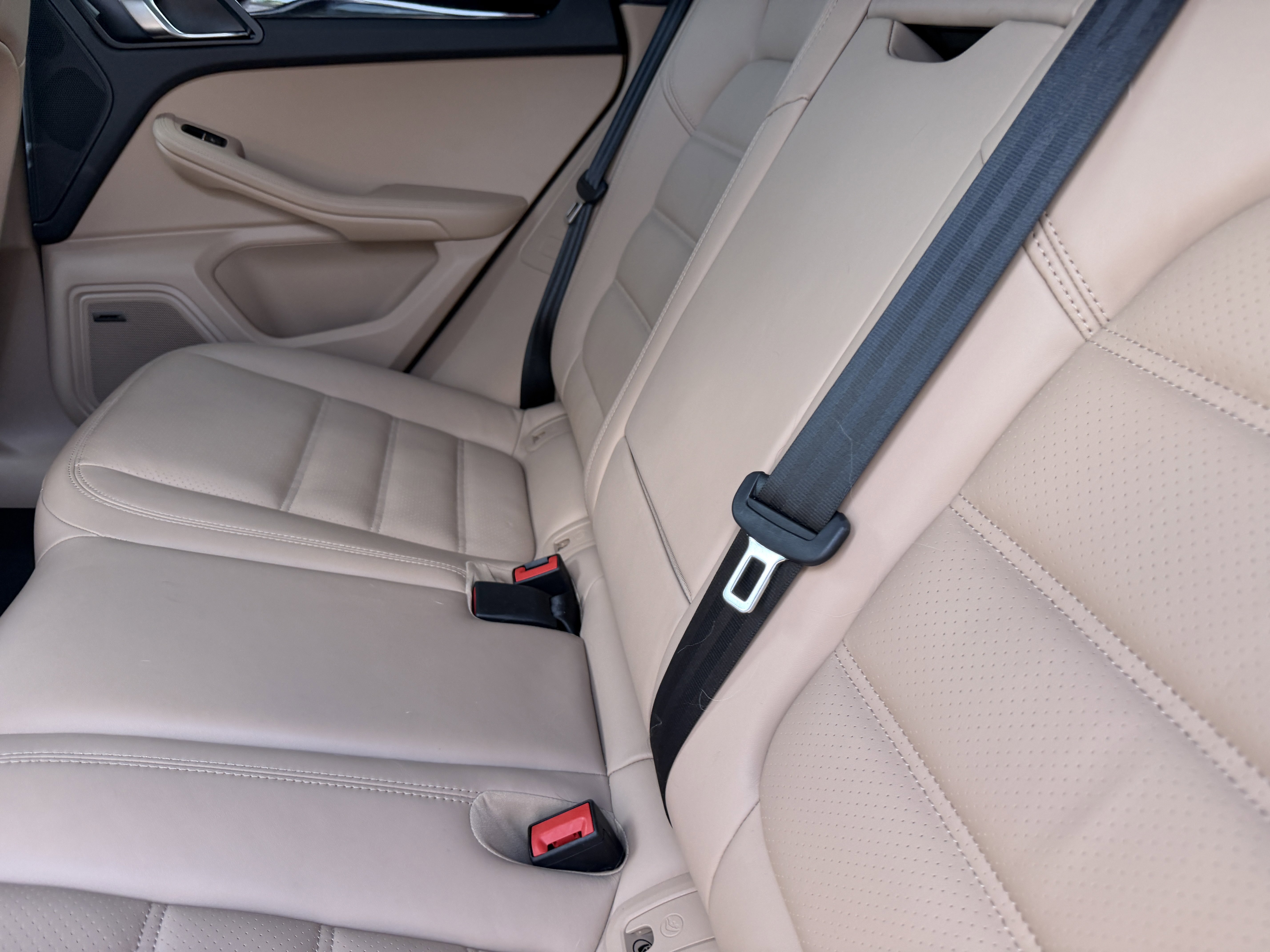 Certified 2025 Porsche Macan AWD/4WD image 20