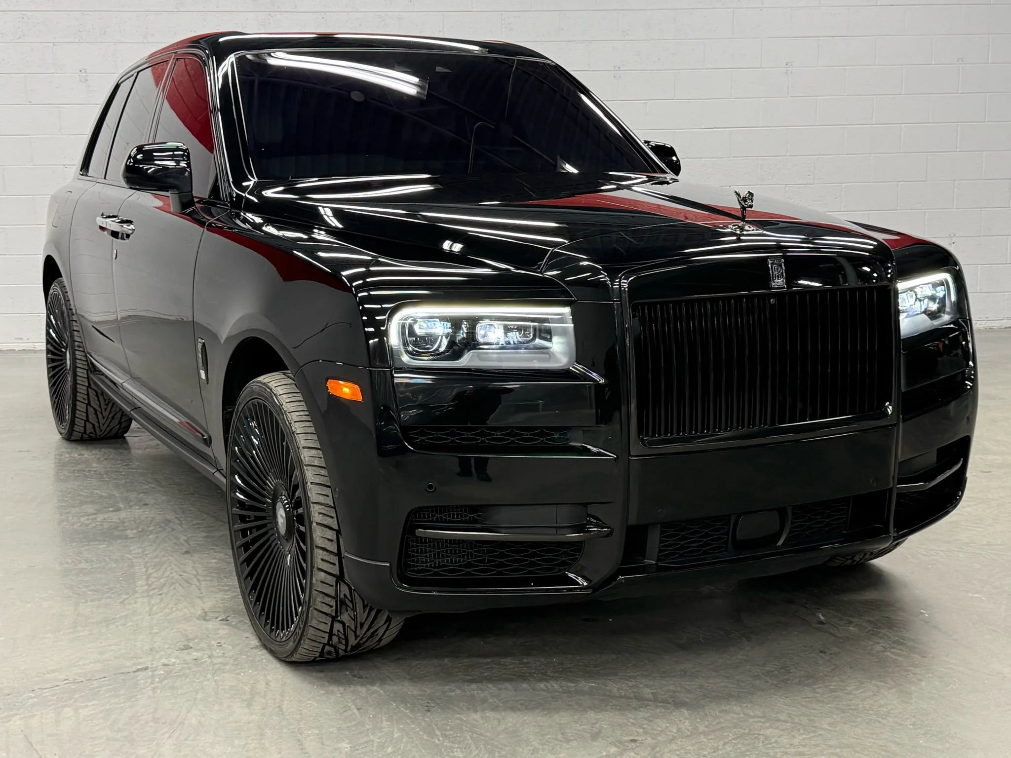 Used 2022 Rolls-Royce Cullinan Black Badge w/ Dark Exterior Package image 18
