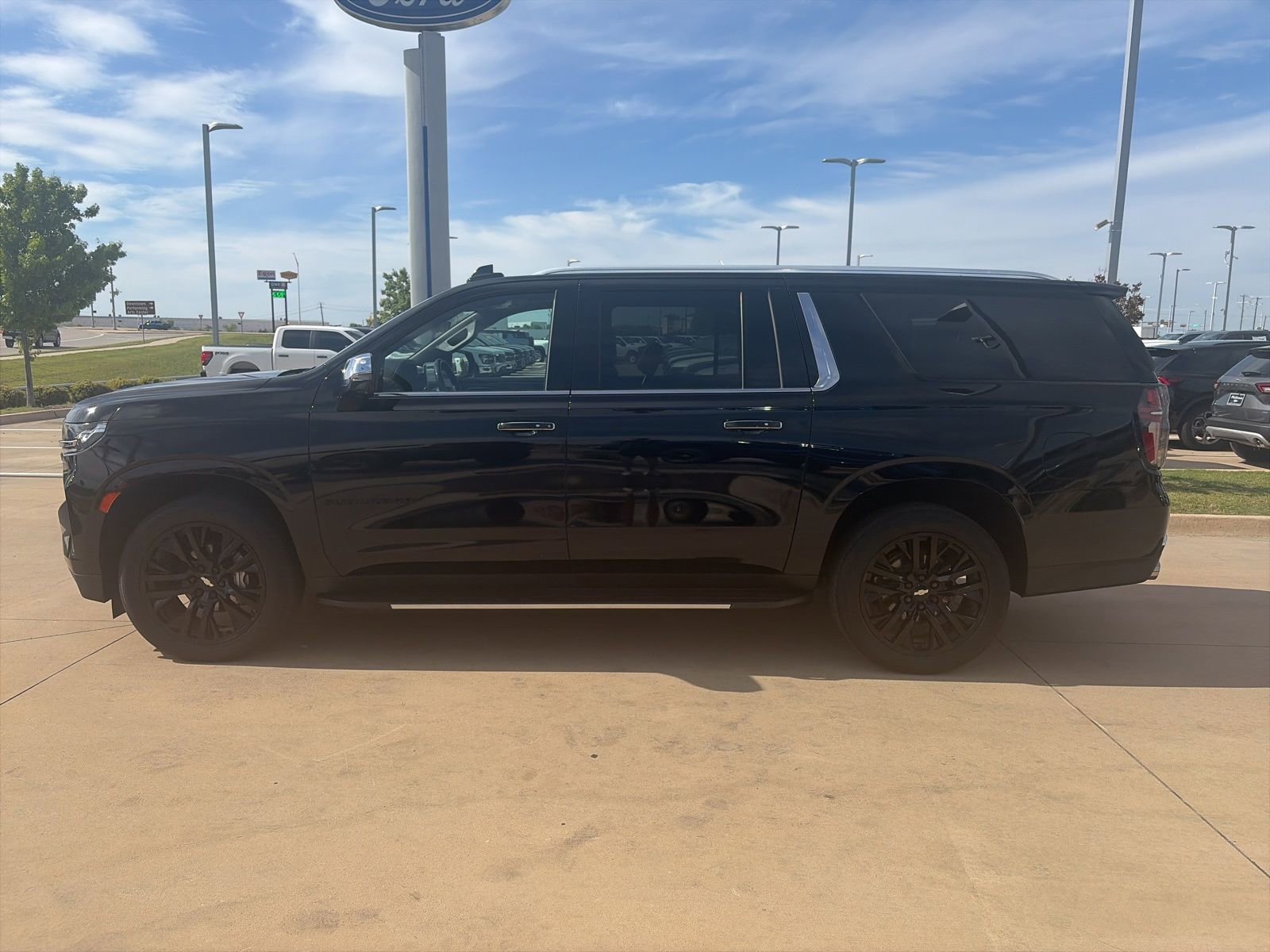 Used 2021 Chevrolet Suburban Premier w/ Premium Package image 2