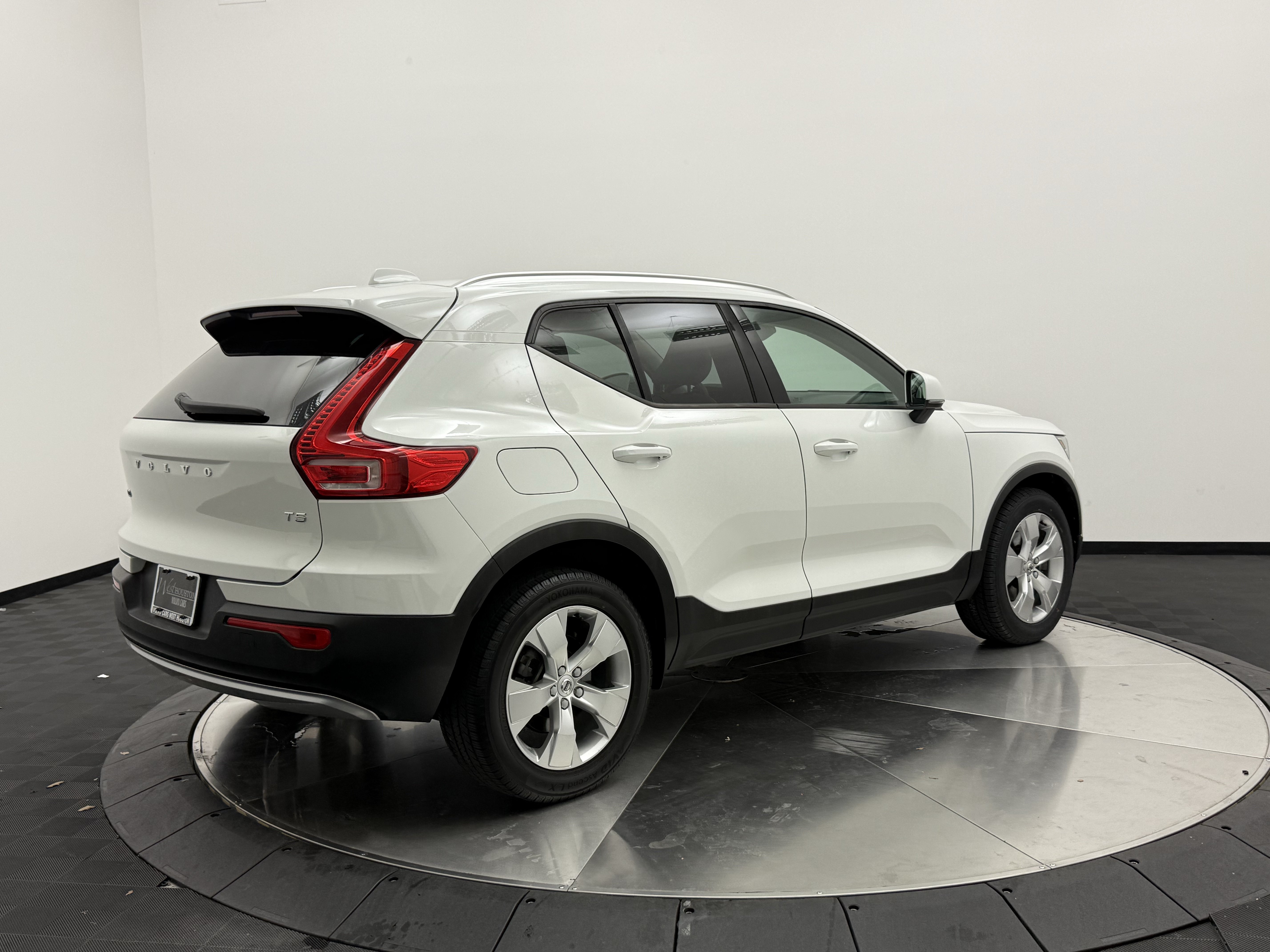 Used 2020 Volvo XC40 T5 Momentum AWD/4WD image 7