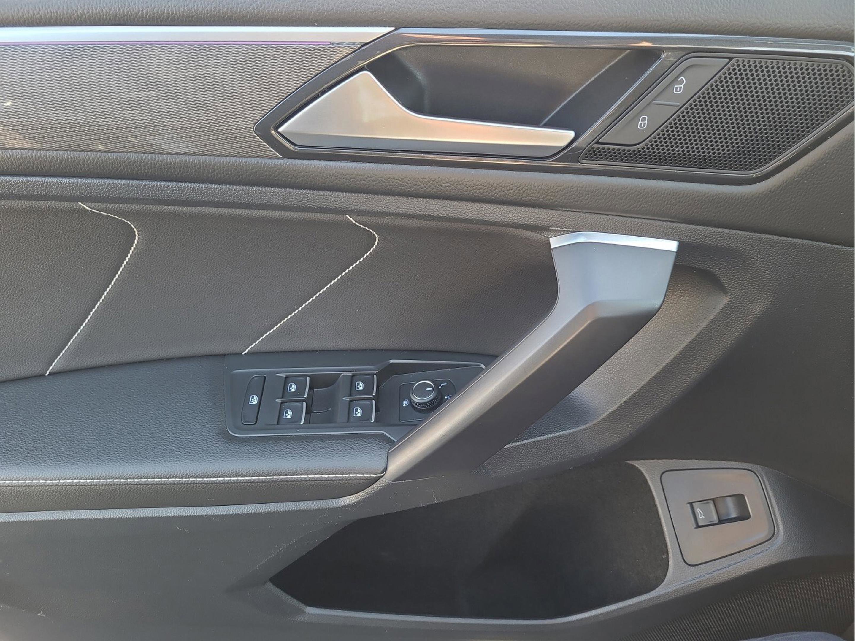 Used 2023 Volkswagen Tiguan SE R-Line image 23