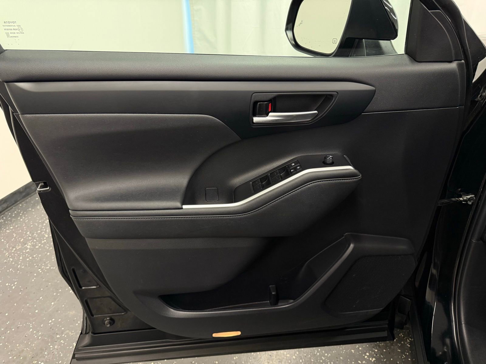 Used 2023 Toyota Highlander XLE image 9