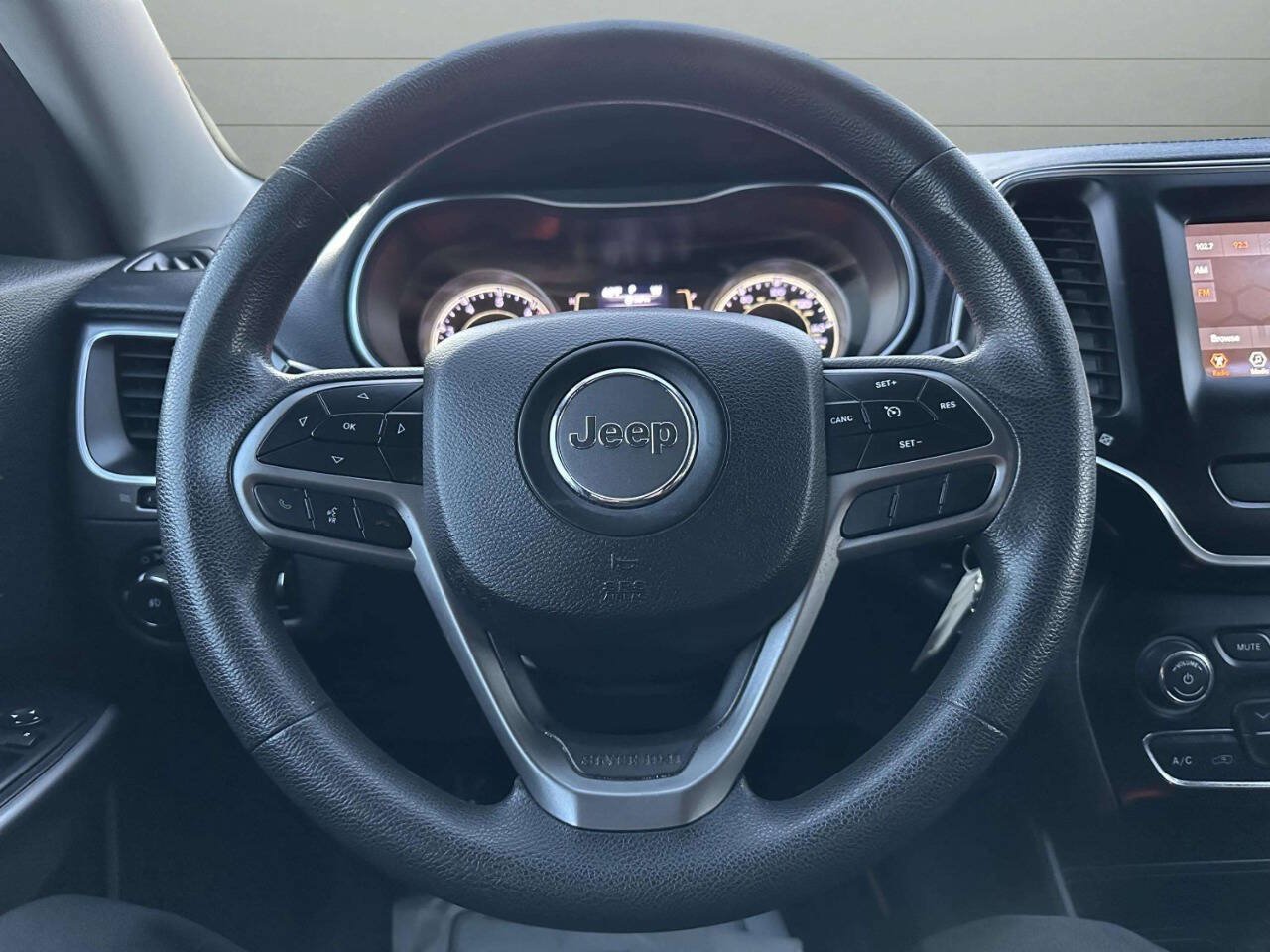 Used 2019 Jeep Cherokee Latitude w/ Popular Appearance Group FWD image 24