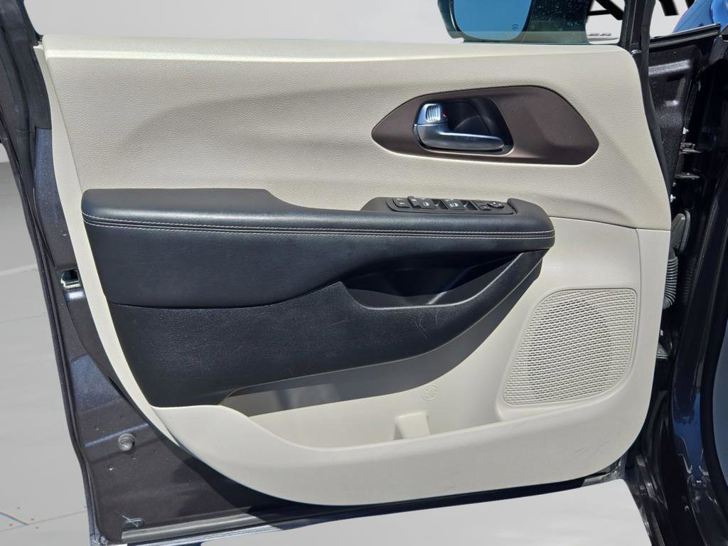 Used 2023 Chrysler Voyager LX image 33