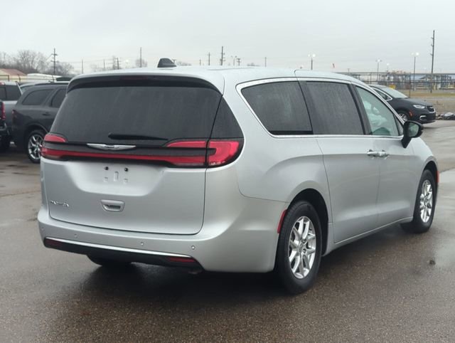 Used 2024 Chrysler Pacifica Touring-L image 3