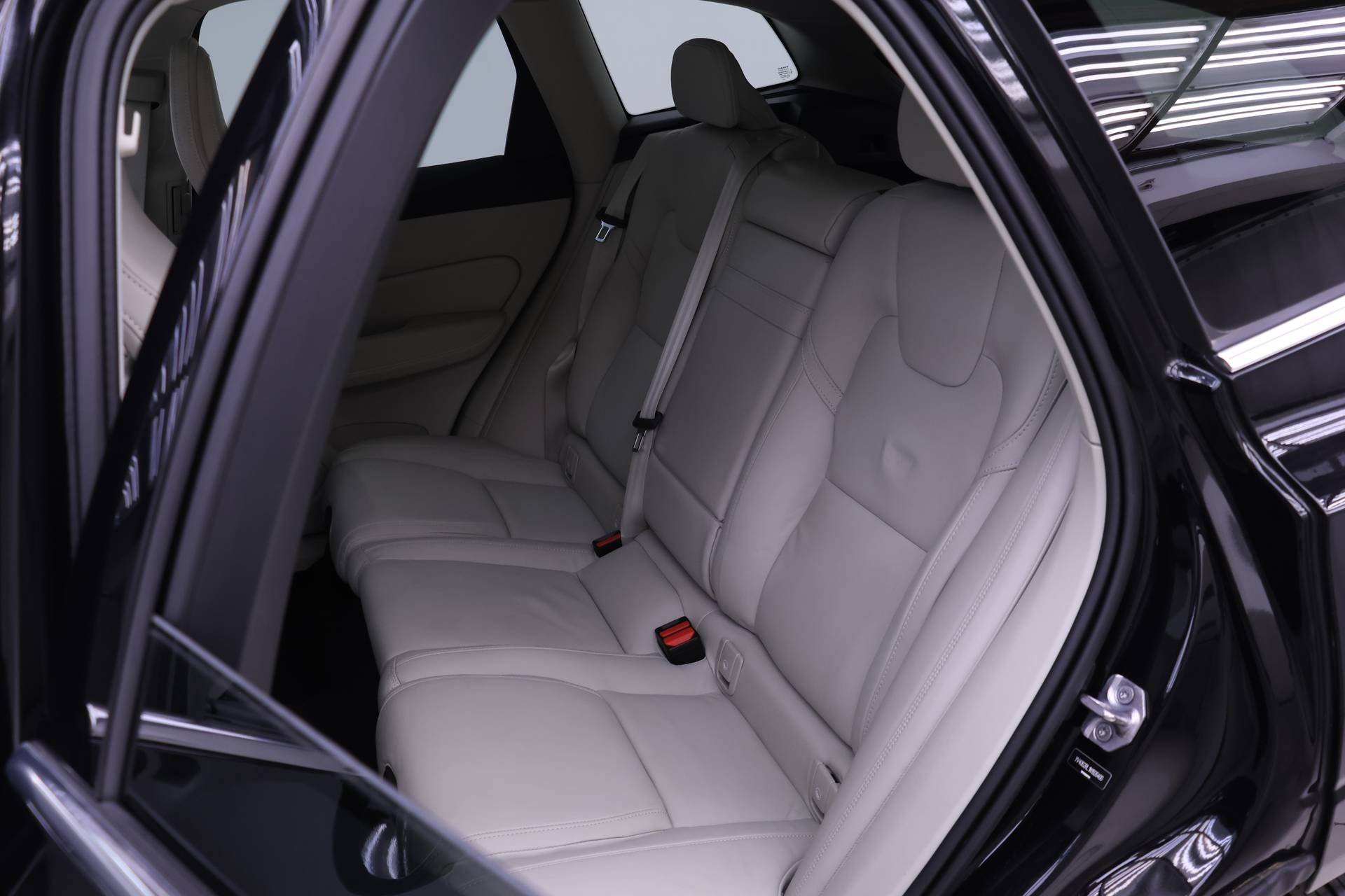 Certified 2022 Volvo XC60 B6 Inscription w/ Advanced Package image 16