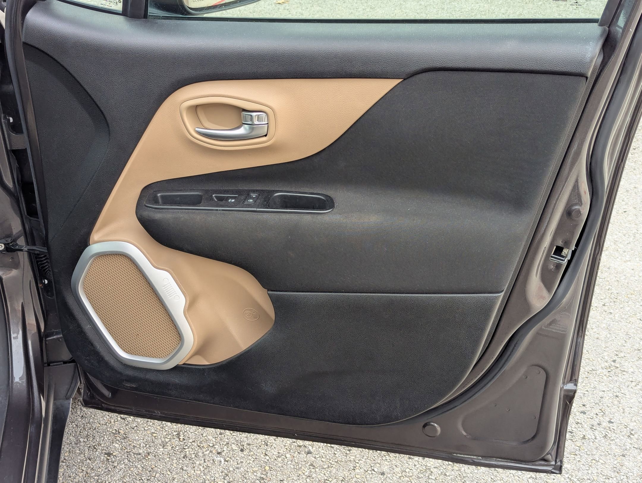 Used 2018 Jeep Renegade Latitude w/ Safety & Security Group image 22