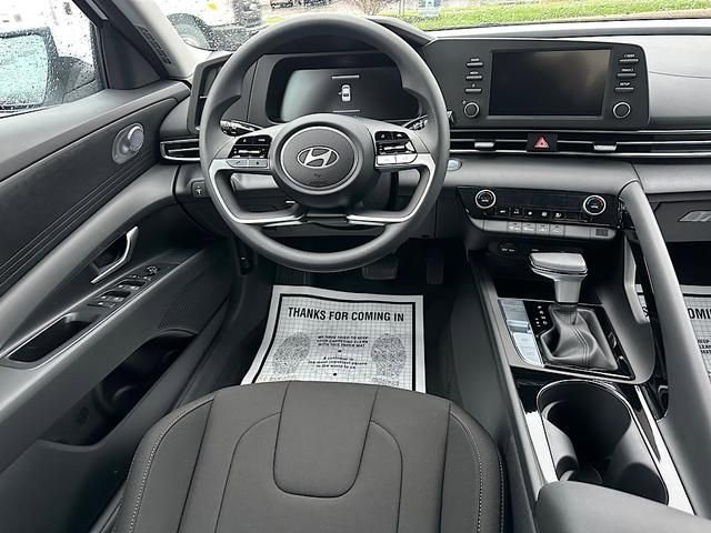 Used 2025 Hyundai Elantra Blue image 12