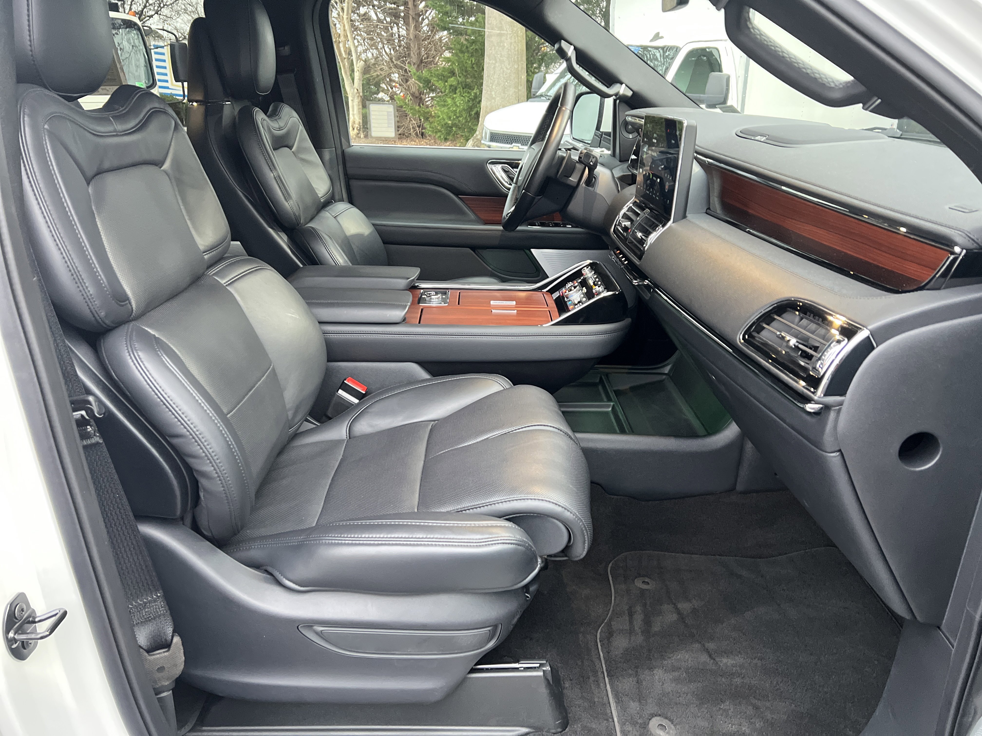 Used 2024 Lincoln Navigator Reserve image 34