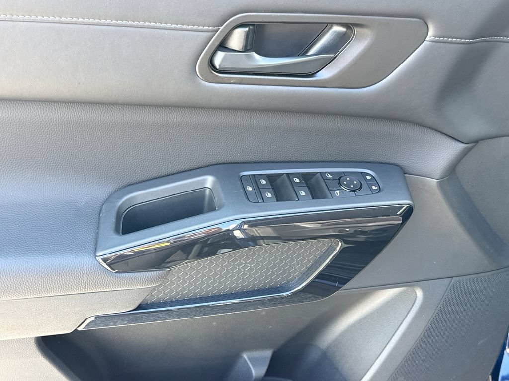 Used 2025 Nissan Pathfinder SV FWD image 15