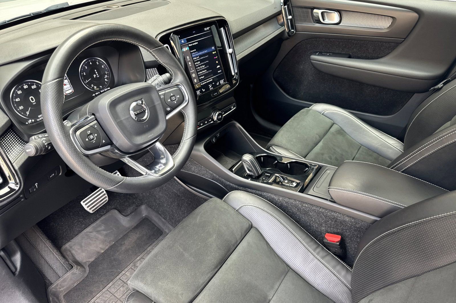 Used 2019 Volvo XC40 T5 R-Design image 13