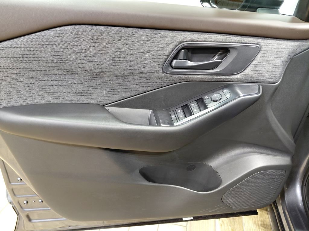 Used 2023 Nissan Rogue S image 28