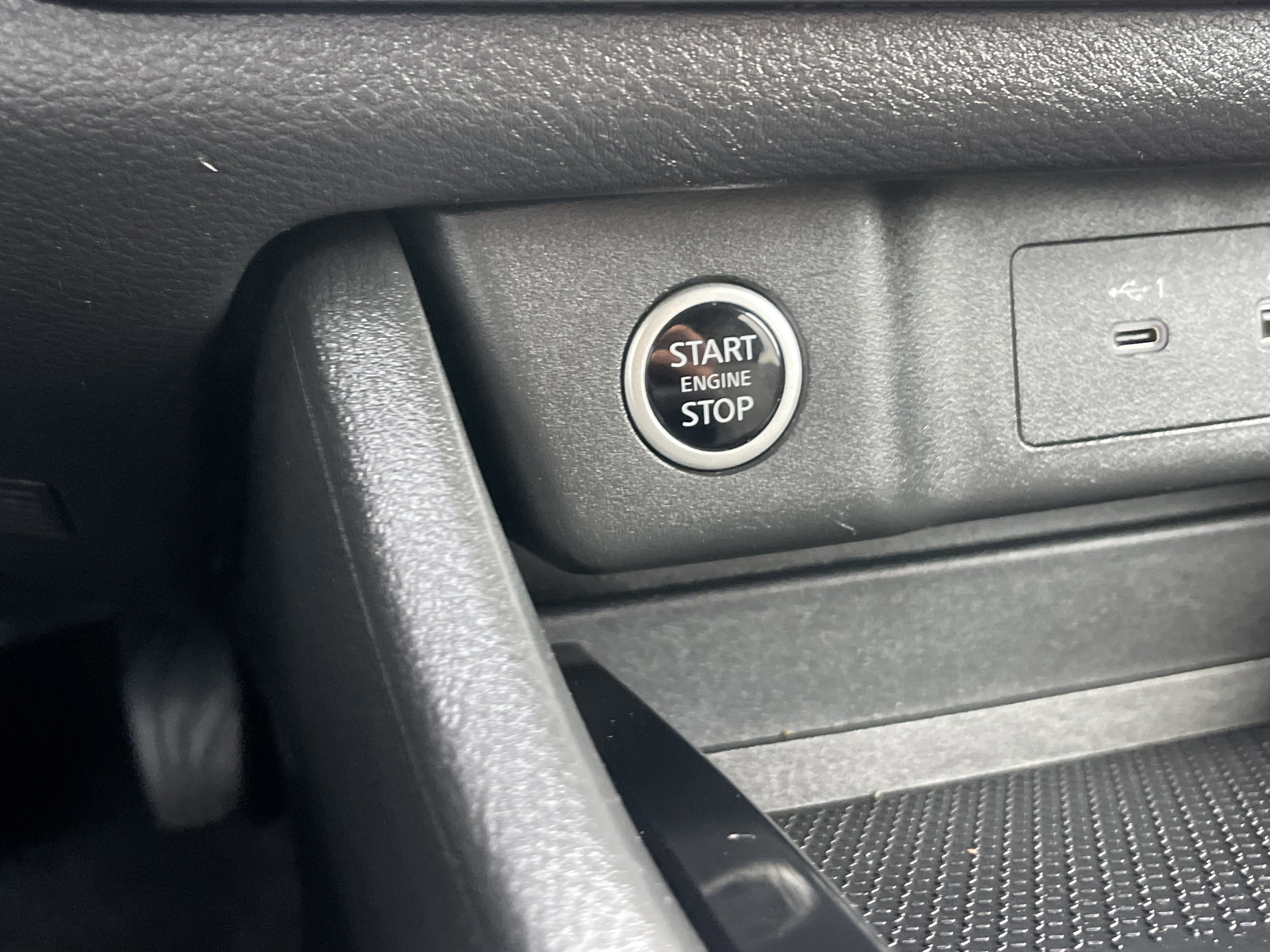 Used 2023 Nissan Rogue SV image 33