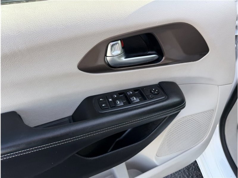 Used 2021 Chrysler Voyager Lxi image 15