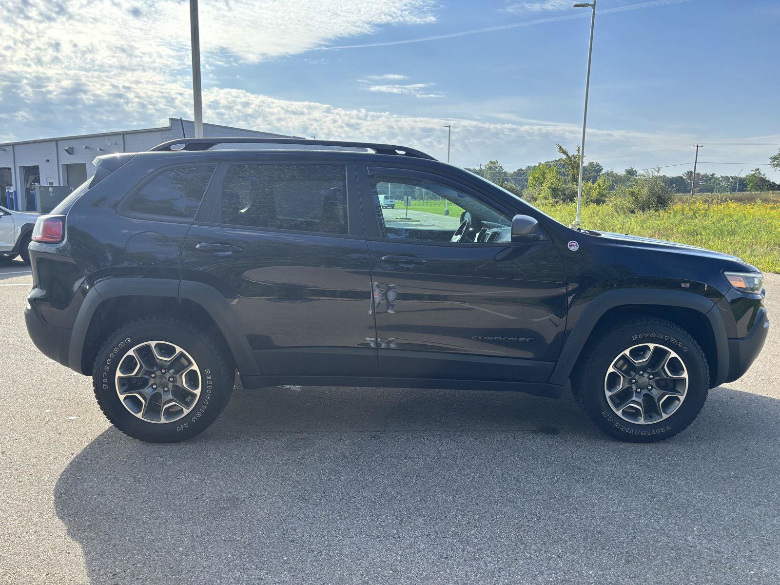 Used 2020 Jeep Cherokee Trailhawk w/ Cold Weather Group AWD/4WD image 8