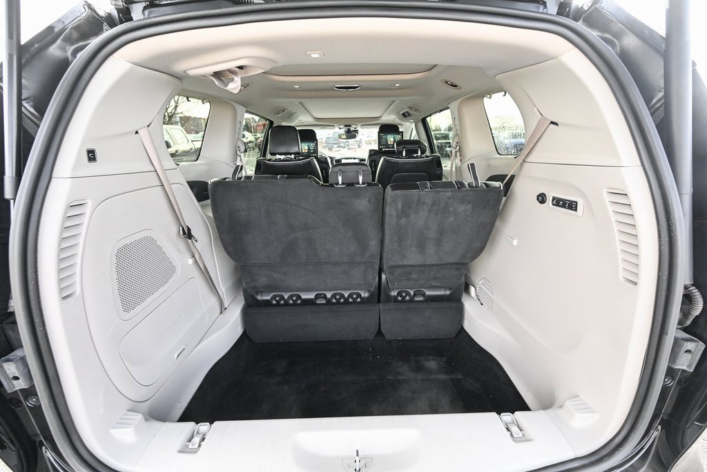 Used 2021 Chrysler Pacifica Limited w/ Uconnect Theater Family Group image 17