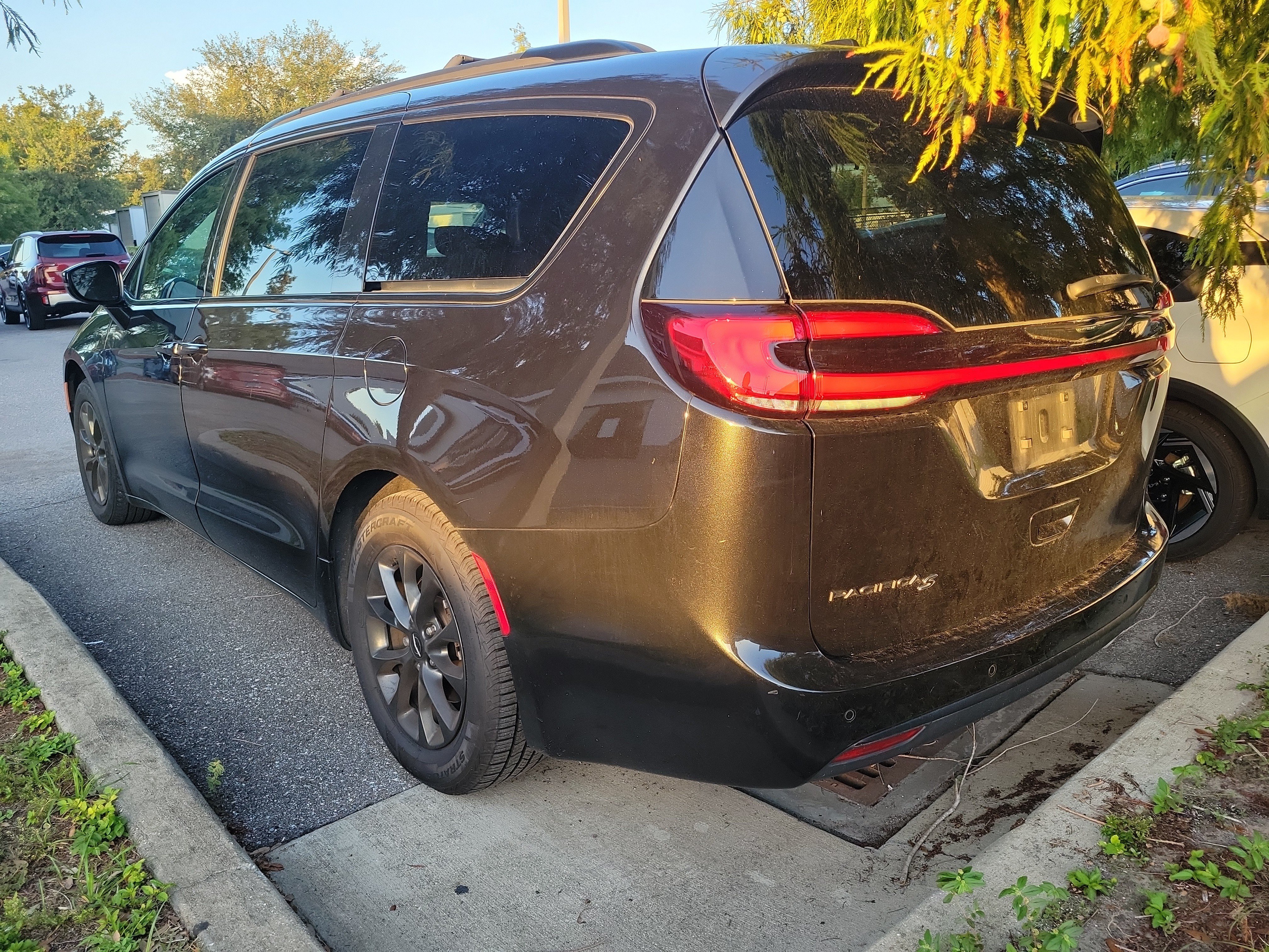 Used 2021 Chrysler Pacifica Touring-L w/ S Appearance Package FWD image 8